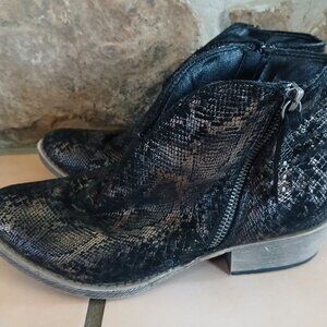 Very G Divine 2 Pewtered Snake Skin Boots Size 8